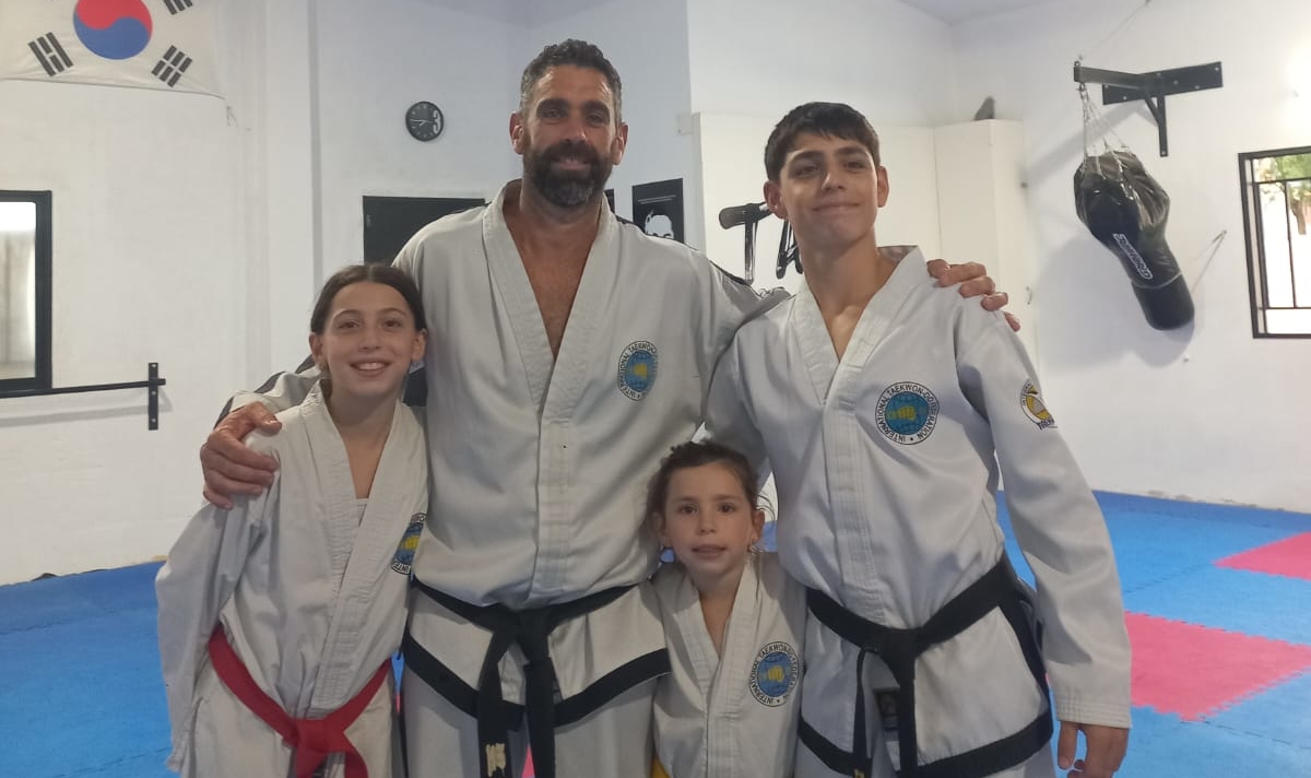 Representará a Funes y al país en una competencia mundial de taekwondo: su entrenador, su hijo 
